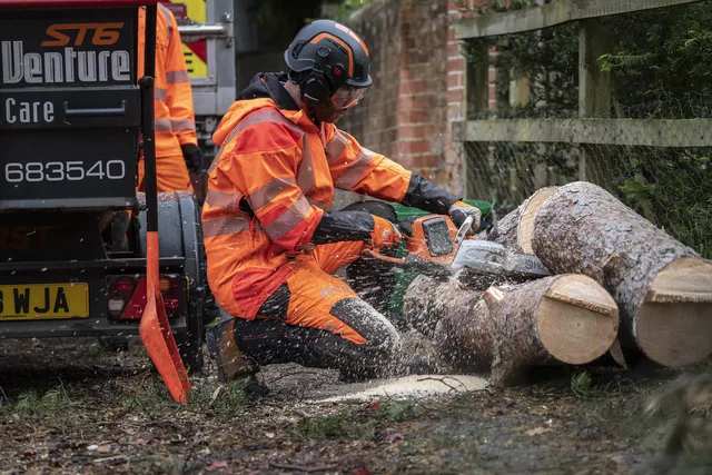 Husqvarna 542i XP Pilarka akumulatorowa łańcuchowa nie emituje spalin podczas użytkowania Husqvarna 542i XP Pilarka akumulatorowa łańcuchowa nie emituje spalin podczas użytkowania